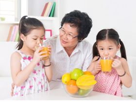 Trẻ bị đau họng có nên uống nước cam không?